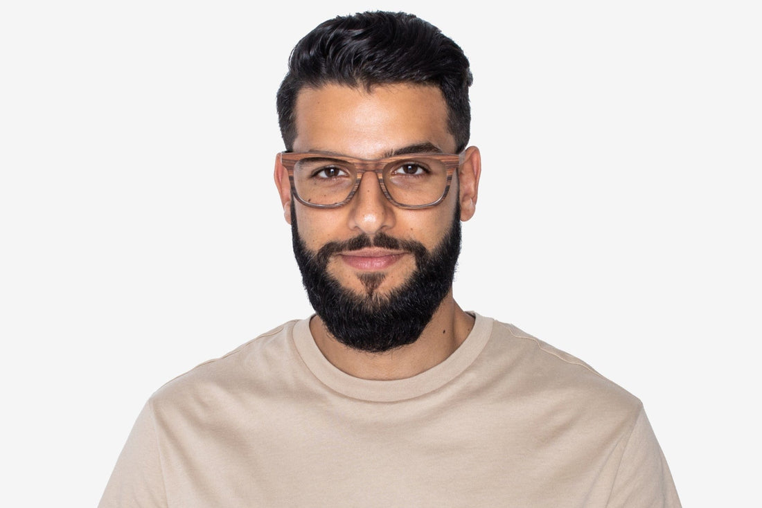 Homme portant des lunettes Brave Rose, Square Rosewood