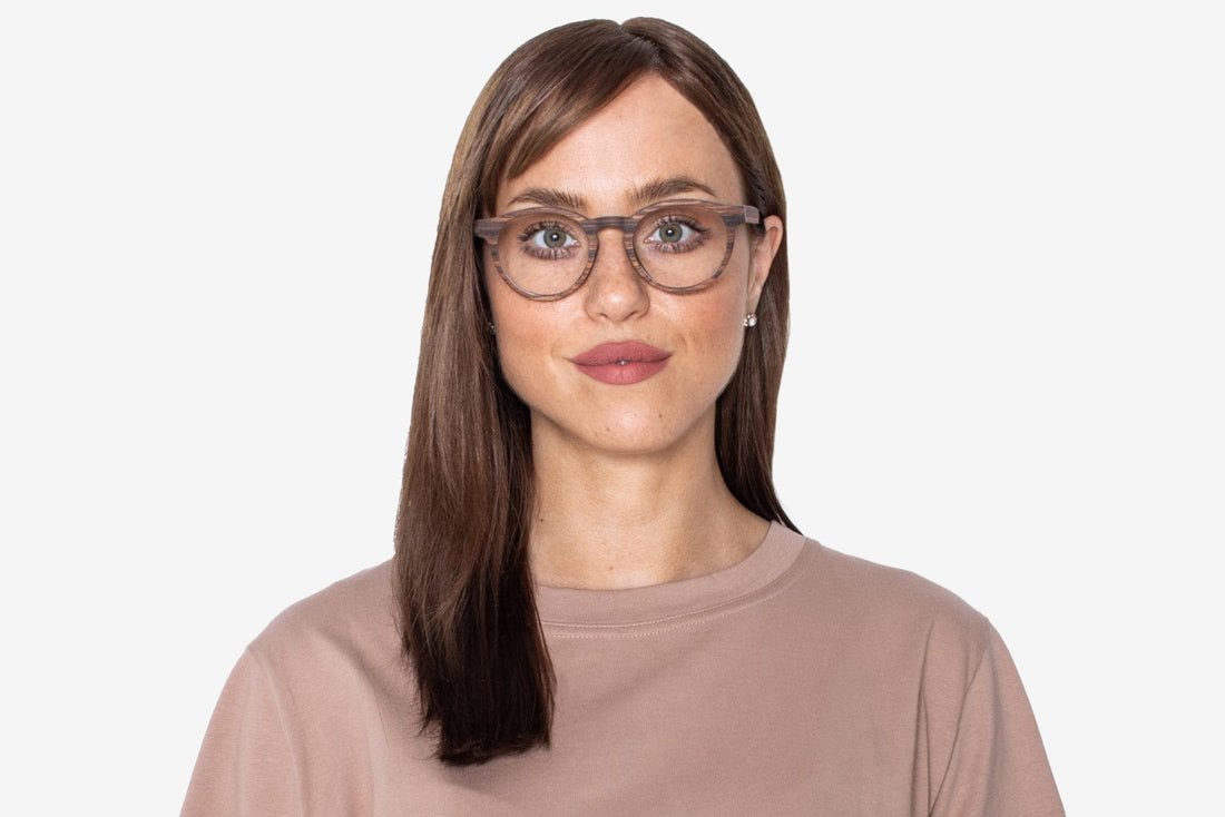 Femme portant des lunettes Retro Round Rosewood, Cheer Rose