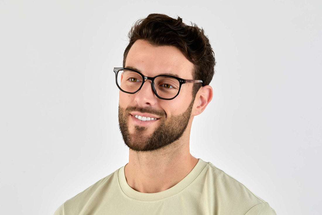 Homme portant des lunettes Faith Black, Black Acetate Geometric Glasses