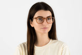 Femme portant des lunettes à monture épaisse Fierce Brown, Clear Brown