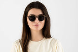 Femme portant des lunettes de soleil Ralph , Retro Round Wood Sunglasses