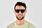 Homme portant des lunettes de soleil Grayson, Navy Square