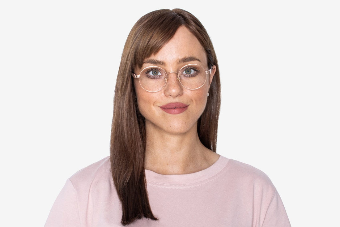 Femme portant des lunettes Joy Rose Gold, Rose Gold Metal Round Glasses