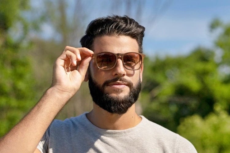 Homme portant des lunettes de soleil carrées Hazel, marron dégradé