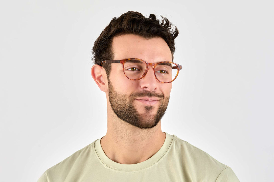 Homme portant des lunettes ovales Hope Orange, Orange Tortoise