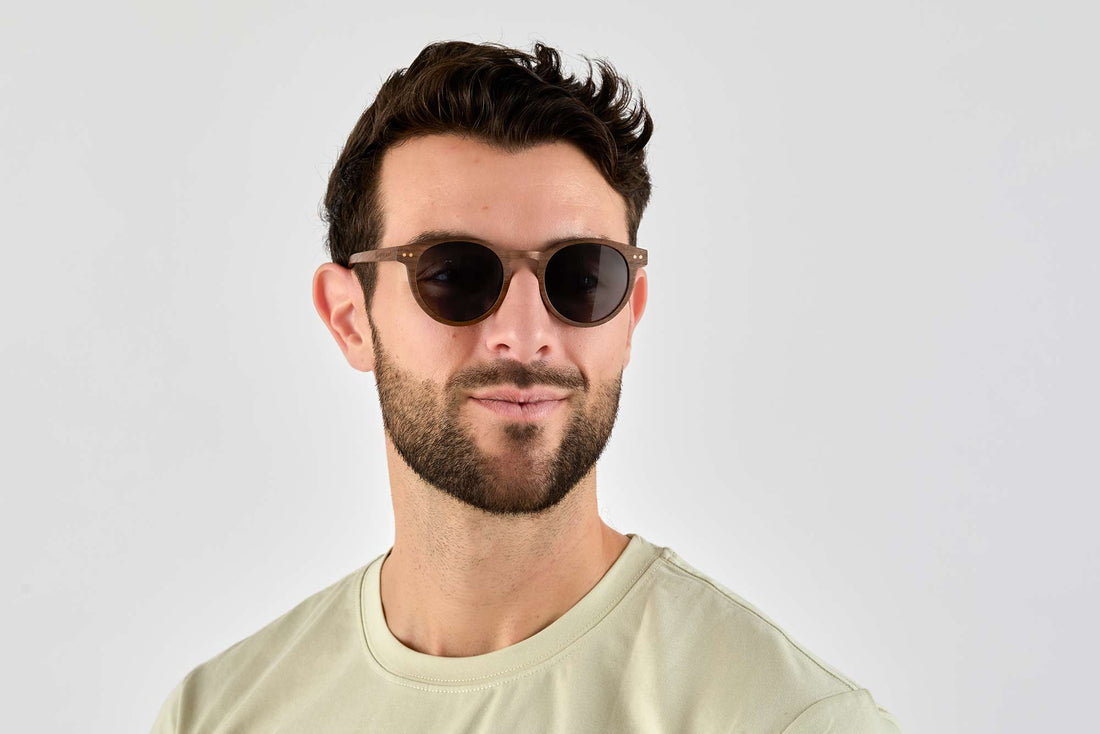 Homme portant des lunettes de soleil Ralph , Retro Round Wood Sunglasses