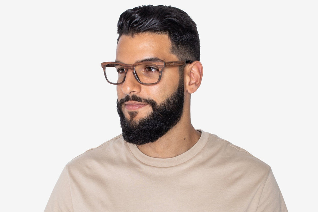 Homme portant des lunettes Brave Rose, Square Rosewood