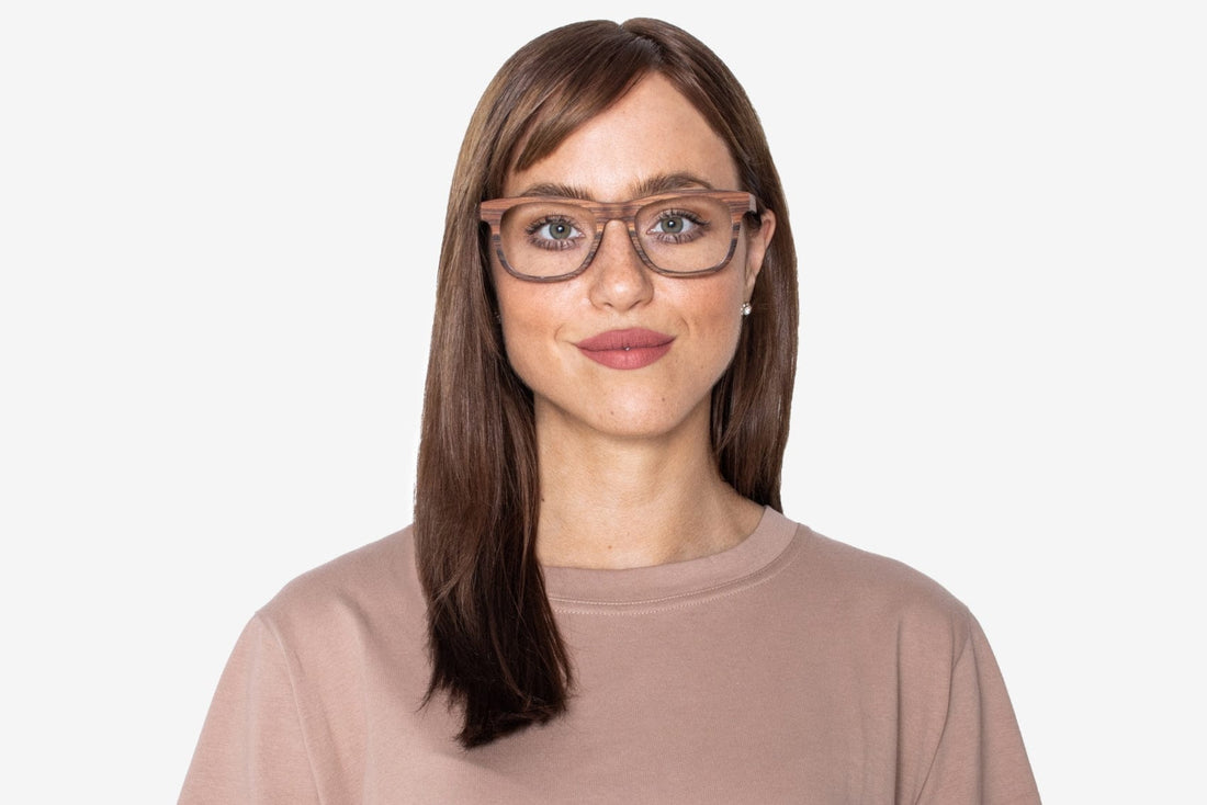 Femme portant des lunettes Brave Rose, Square Rosewood