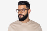 Homme portant des lunettes Retro Round Rosewood, Cheer Rose