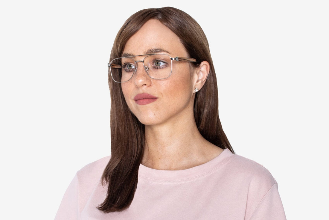 Femme portant des lunettes d'aviateur carrées rétro en argent Drive