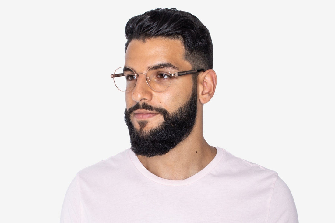 Homme portant des lunettes Joy Rose Gold, Rose Gold Metal Round Glasses