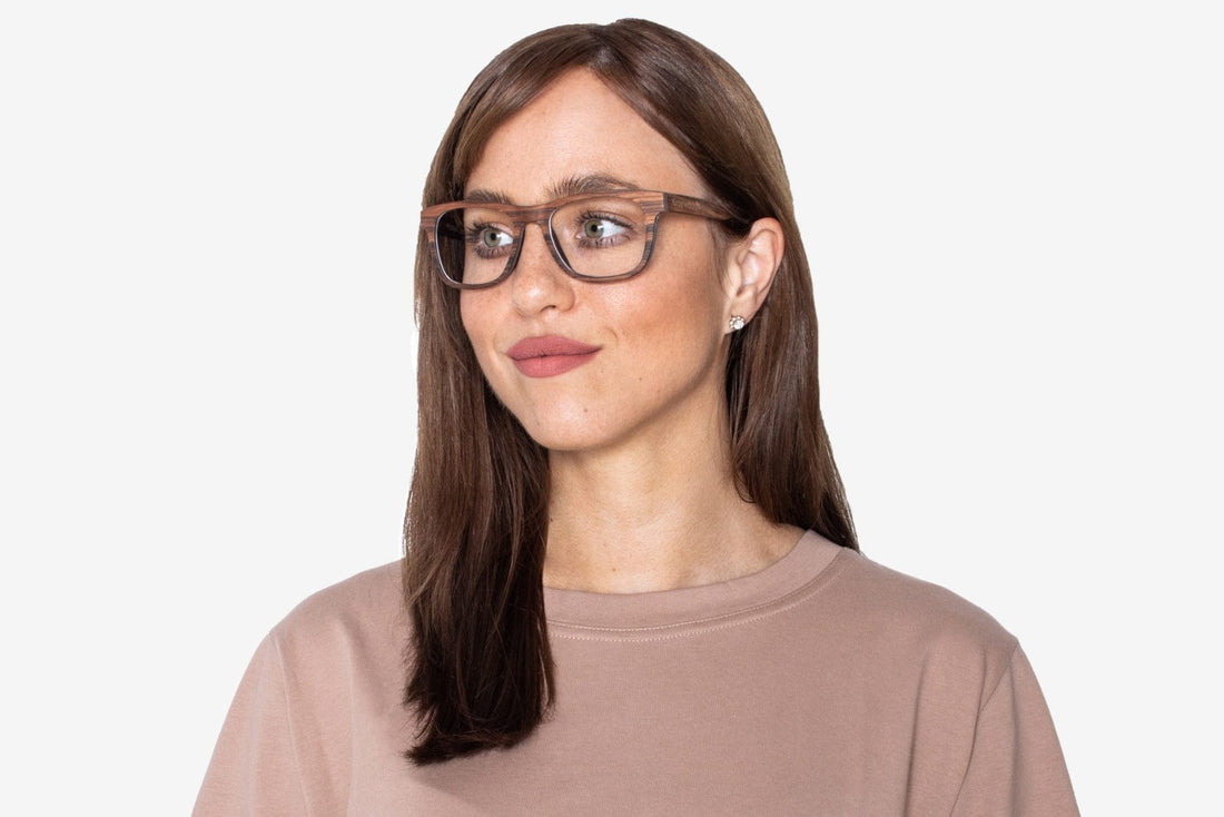 Femme portant des lunettes Brave Rose, Square Rosewood